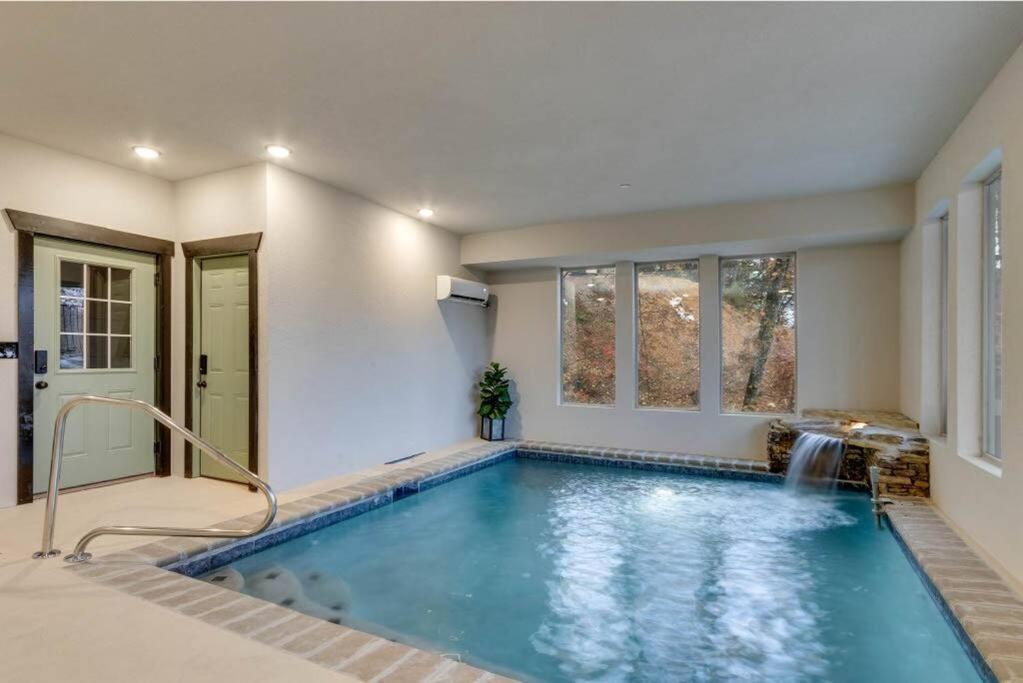 Blue Moon Ridge: Brand New Cabin! 5 Bedrooms, Pool/Hot Tub, Theatre Pigeon Forge Exterior photo